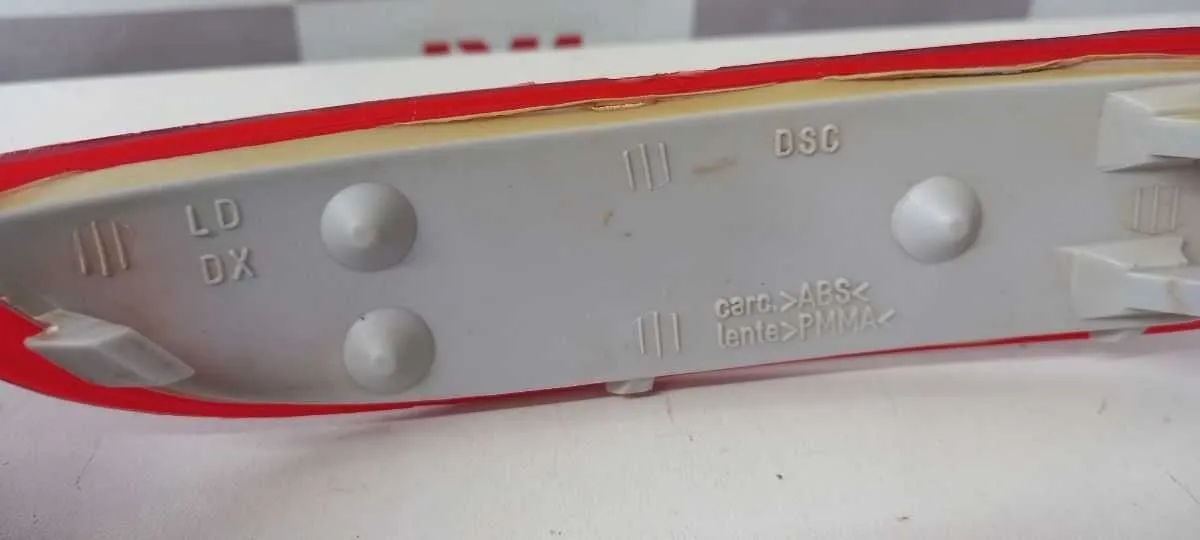 Olho De Gato Traseiro Direito Corsa 2004 - 2008 Vermelho (Usado) - Imagem 3